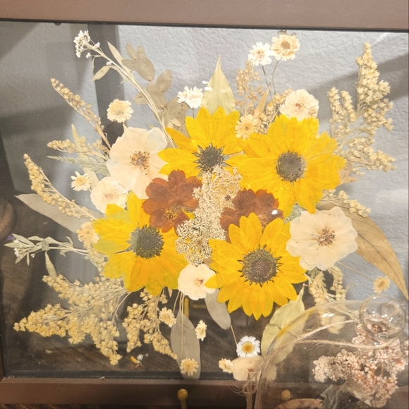 - Beautiful pressed sunflowers and more Forever flower bouquet 🌻 - Picture 2 of 3